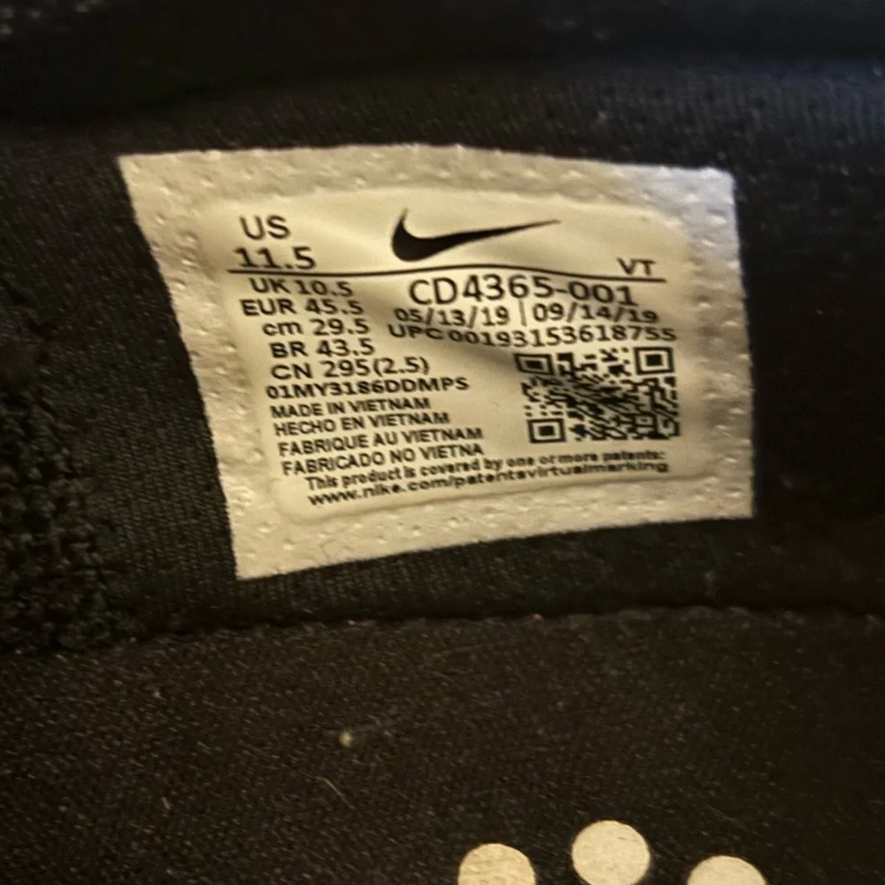 NIKE | Black and White Running Sneakers Size 11.5